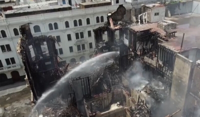 Imagens de drone mostram destruição em prédio histórico incendiado em protesto no Peru