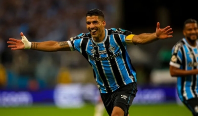 Na despedida de Suárez na Arena, Grêmio vence o Vasco e volta ao G-4