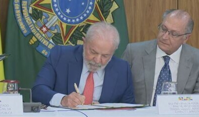 Lula assina decretos que alteram regras sobre saneamento, e estatais vão poder prestar serviço sem licitação