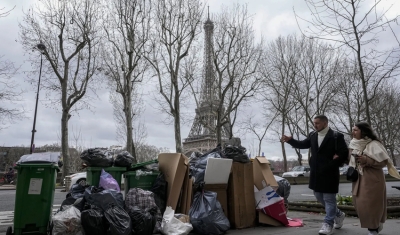 Lixo se acumula nas ruas de Paris em meio a greves contra reforma da Previdência