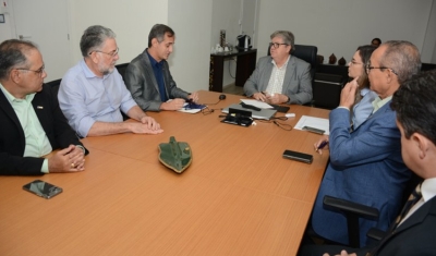 João Azevêdo discute ações de incentivo ao comércio paraibano com representantes da FCDL