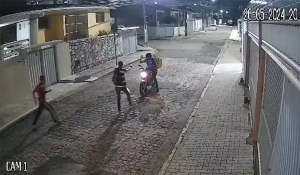 Homens armados assaltam motoboy de João Pessoa e câmeras de segurança flagram ação