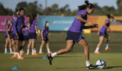 Às vésperas da estreia na Copa do Mundo, Marta volta treinar com bola