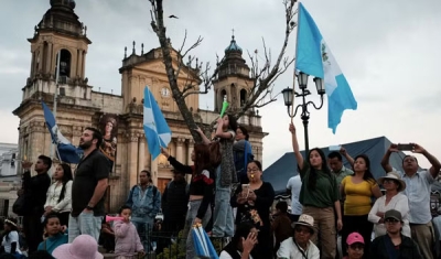 Presidente da Guatemala toma posse após horas de atraso e protestos