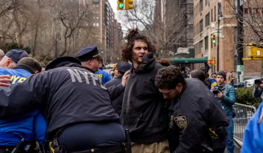Homem tenta detonar dispositivo na frente da residência do prefeito de Nova York