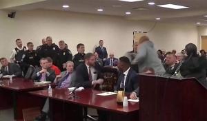 Briga interrompe julgamento de atirador que matou 10 em supermercado de Buffalo, nos EUA