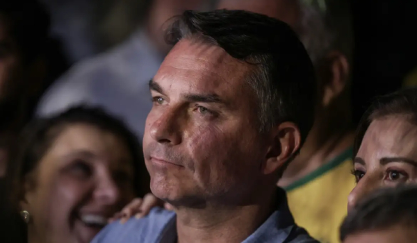 Mendonça multa Flávio por impulsionar post negativo contra Lula