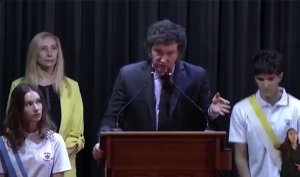 Estudante desmaia durante discurso de Milei na Argentina