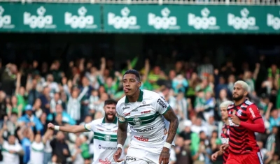 Coritiba vence o Flamengo e se mantém na Série A