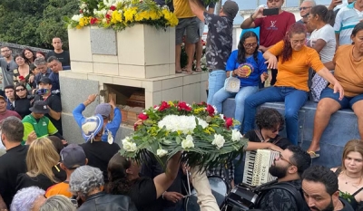 Corpo de Biliu de Campina é enterrado em frente ao túmulo de Genival Lacerda