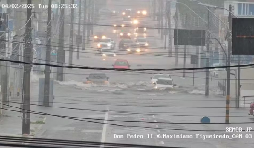 Chuva intensa atinge João Pessoa e causa alagamentos