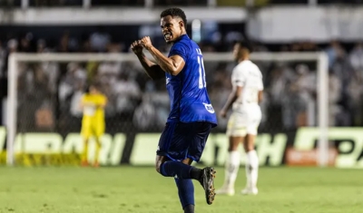 Cruzeiro volta a vencer após oito jogos e mantém Santos em crise no Z-4