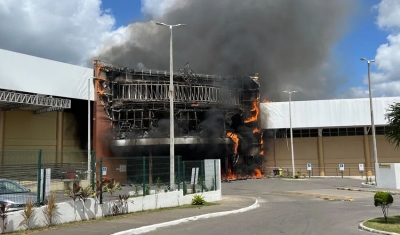 Incêndio atinge shopping em Guarabira, na Paraíba