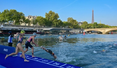 Atletas nadam no rio Sena despoluído em evento-teste da Olimpíada de Paris