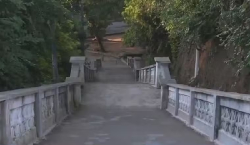 Fortes chuvas agravam erosão em barreira da escadaria da Penha, em João Pessoa