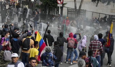 Suprema Corte da Colômbia é cercada por manifestantes durante escolha de novo procurador, e juízes saem escoltados