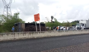 Caminhão tomba na BR-101 e deixa via entre Recife e João Pessoa interditada nesta segunda (21)