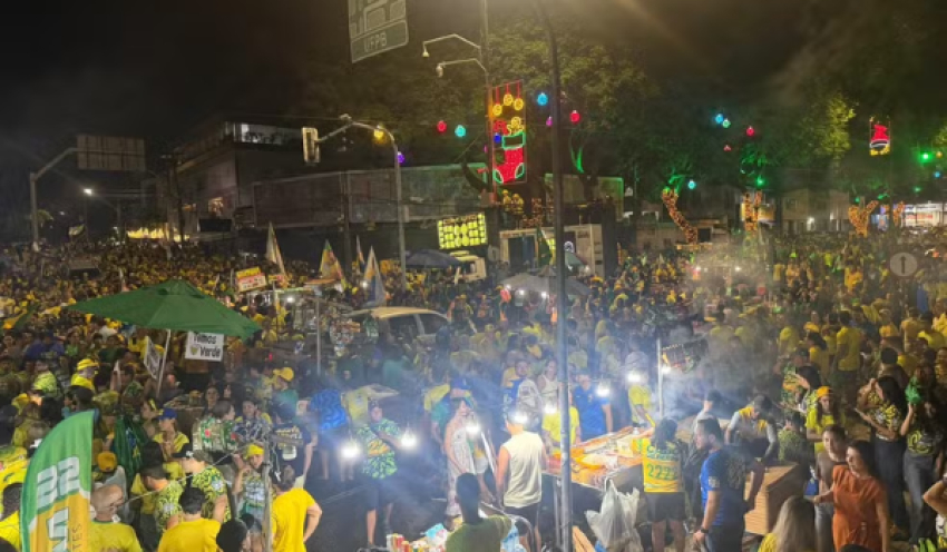 Apoiadores de Flávio Bolsonaro participam de ato em João Pessoa