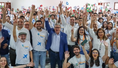 João Azevêdo acompanha pré-embarque de alunos para o Reino Unido e destaca ampliação do aprendizado com programa de intercâmbio