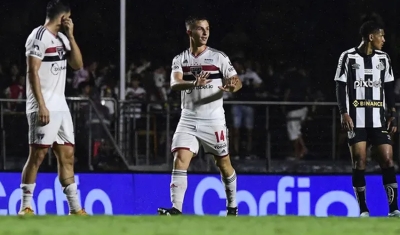 Sob chuva, São Paulo vence clássico e complica Santos no Paulistão