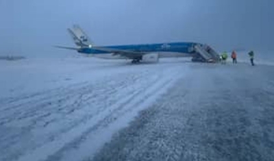 Frio extremo da Europa causa outro incidente: avião escorrega na neve ao taxiar e para na grama do aeroporto da Suécia