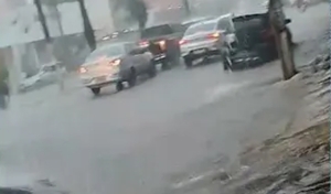 Chuva deixa ruas alagadas e carros submersos em Guarabira, na Paraíba