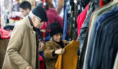 Inflação de 100% leva argentinos a mercados de roupas usadas: &#039;não dá para comprar jeans novos&#039;