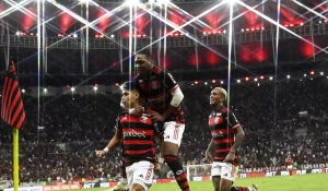 Com dois gols de Luiz Araújo, Flamengo vence o Grêmio e segue líder do Brasileirão