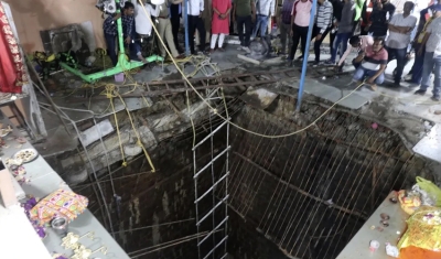 Piso de templo desaba na Índia e deixa 13 mortos