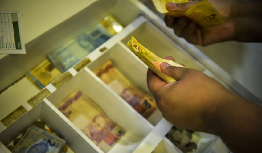 Trabalhadores nascidos em novembro e dezembro recebem abono salarial