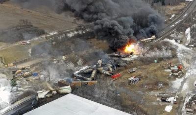 Descarrilamento de trem em Ohio causa vazamento de produto químico e contaminação do ar