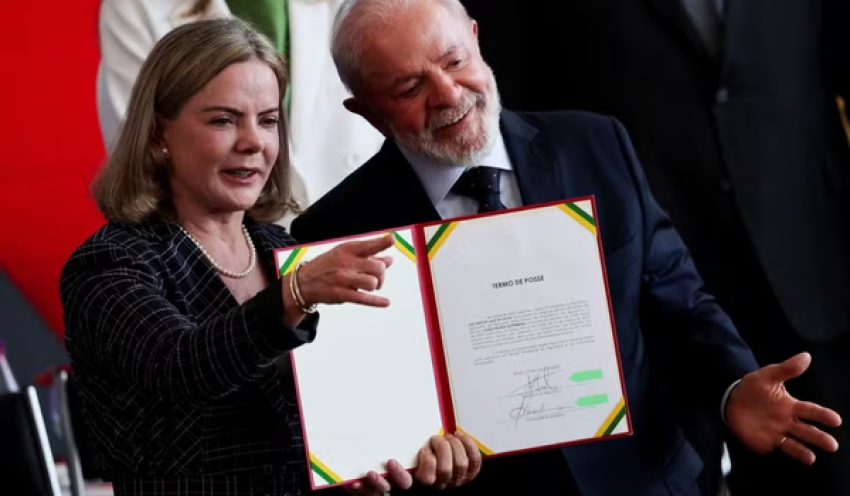 Lula diz a Alcolumbre e Motta que quer ter boa relação e, por isso, colocou 'mulher bonita' na articulação política