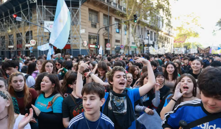 Argentinos protestam contra cortes em universidades