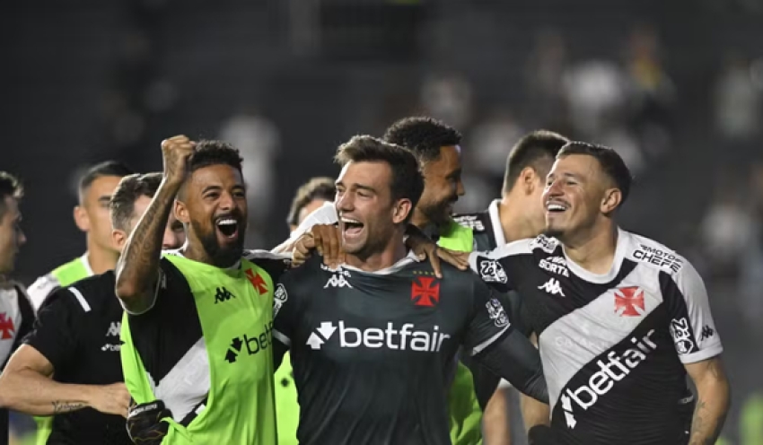 Léo Jardim pega três pênaltis, Vasco bate o Operário-PR e avança na Copa do Brasil