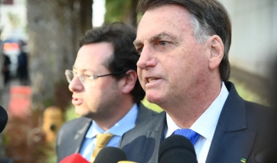 Bolsonaro chega à PF para depor em inquérito que apura se ex-presidente importunou baleia no litoral de SP