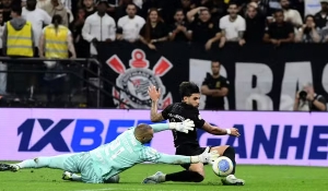 Corinthians vence, se afasta do Z-4 e complica o Palmeiras na luta pelo título