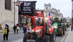 Tratores invadem ruas de Londres em protesto contra imposto