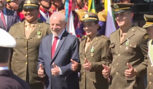 No Dia do Soldado, Lula entrega medalha do Exército a Bia Souza, campeã olímpica no judô