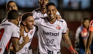 Em noite de Alerrandro, Vitória bate o Fortaleza e garante permanência na Série A