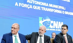 Após receber vaias, Lula diz que atende a todos prefeitos independentemente de partido