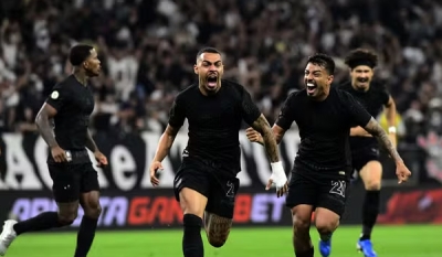 Memphis marca, Corinthians goleia o Athletico e sai da zona de rebaixamento