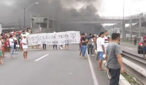 Manifestantes bloqueiam BR-101 em João Pessoa e pedem justiça após morte de jovens em Bayeux