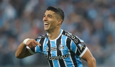 Com brilho de Suárez, Grêmio vence o Gre-Nal e afunda ainda mais o Inter na crise