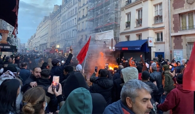 Manifestantes curdos entram em confronto com a polícia após tiroteio em Paris