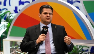 Presidente do Senado quer votar até fim de junho a ampliação de vagas na Câmara