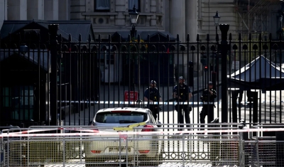 Carro cruza avenida e bate de frente com portões da sede do governo britânico