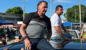 Bolsonaro percorre ruas de Cabedelo em carro aberto e visita mercado municipal