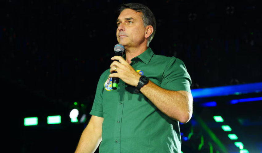 Flávio Bolsonaro não entrega os passaportes à PF no prazo e vai embora para os EUA