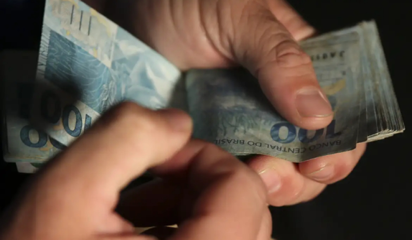 Salário médio do trabalhador amplia recorde e chega a R$ 3.722