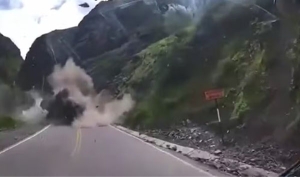 Pedras gigantes despencam de montanha e esmagam caminhões em estrada no Peru